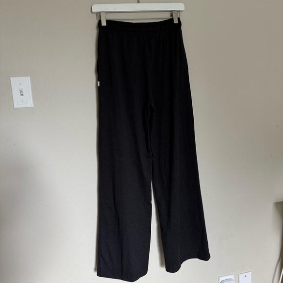 Vuori• Halo Essential Wideleg Pant Black - Picture 5 of 5